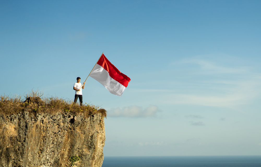 pahlawan pengibar bendera di atas tebing Indonesia